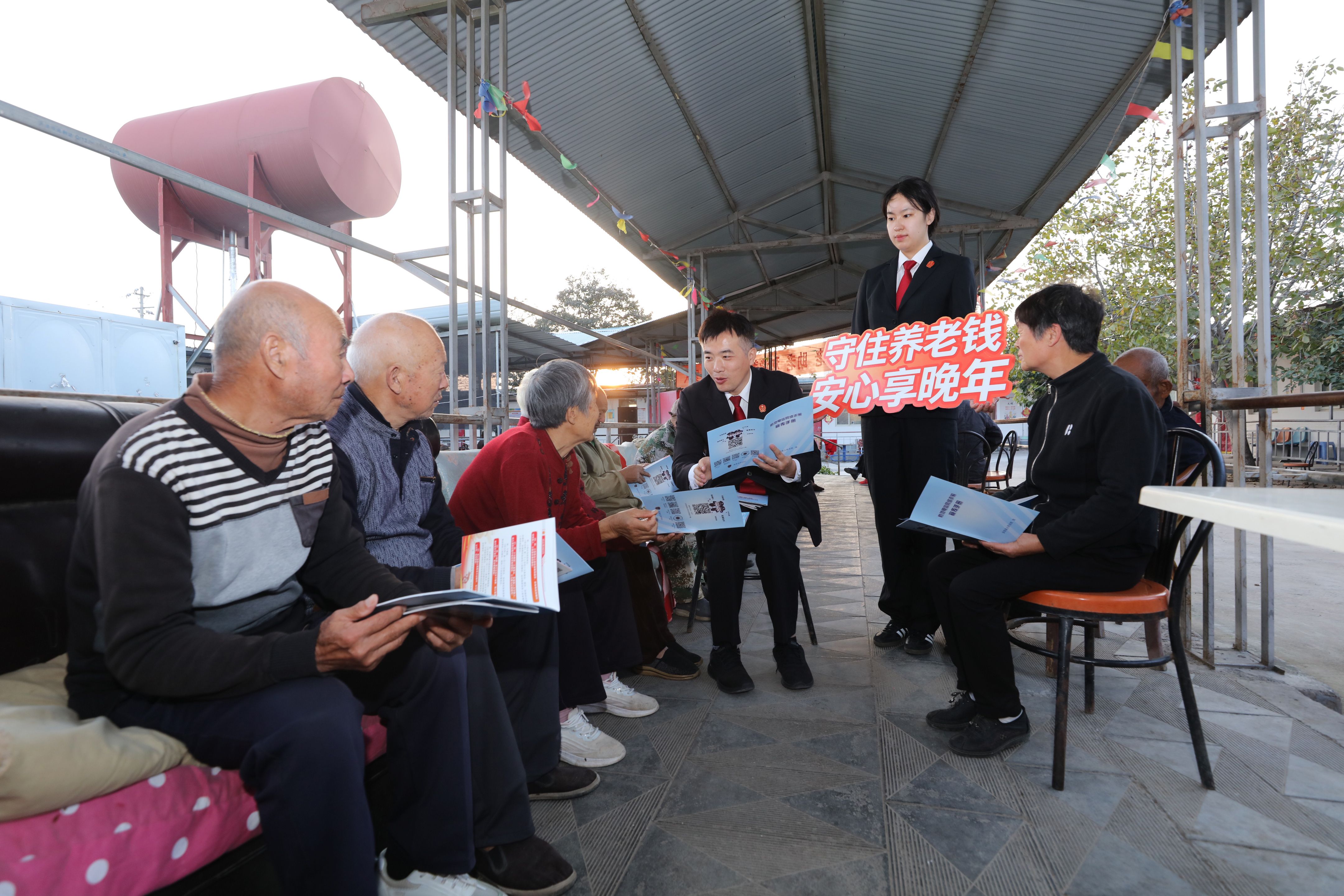 图①:10月14日下午,河南省安阳县人民法院白璧人民法庭法官在辖区敬老院为老人普及相关法律知识。.jpg