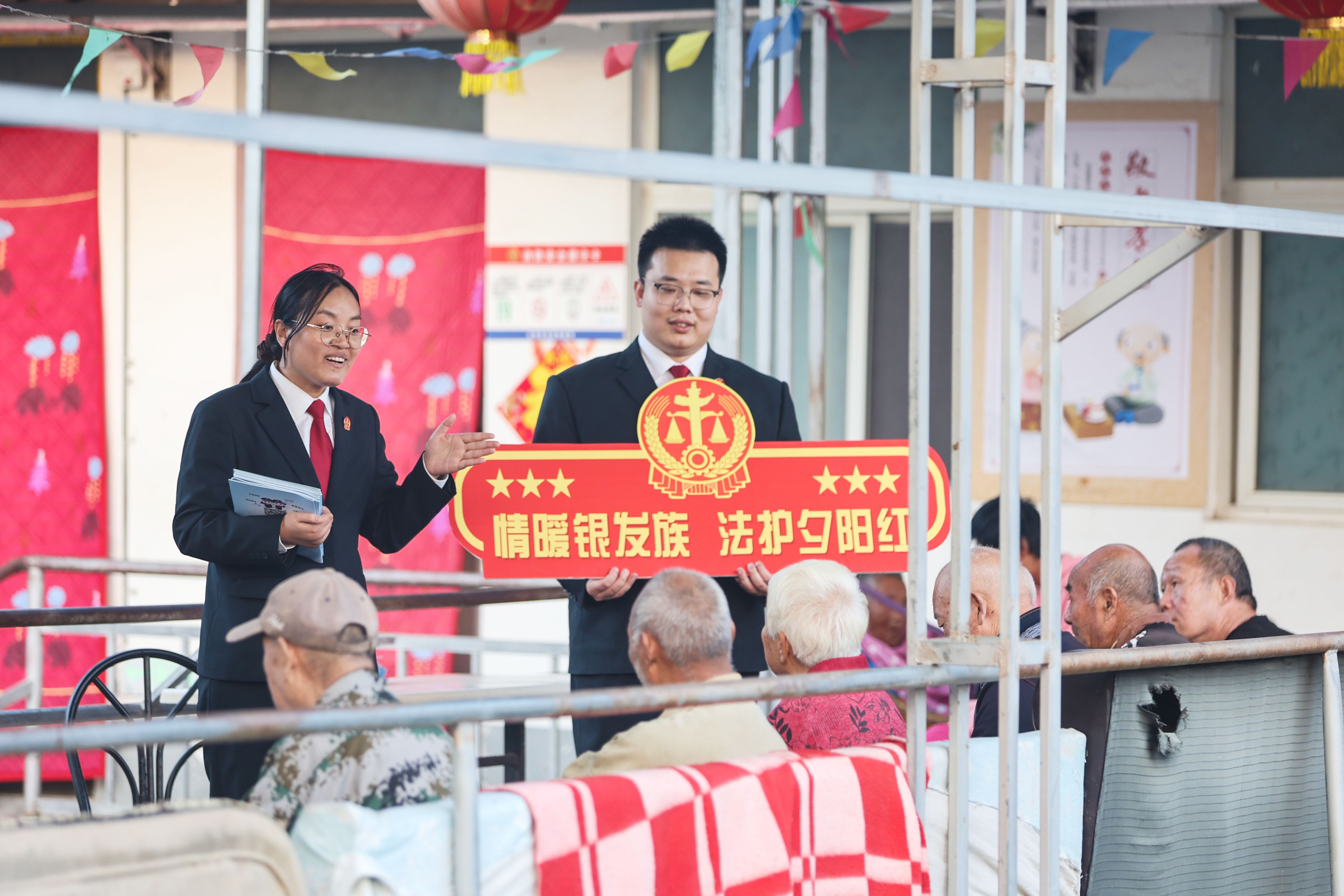 图②:10月14日下午,河南省安阳县人民法院白璧人民法庭法官在辖区敬老院为老人普及相关法律知识。.jpg